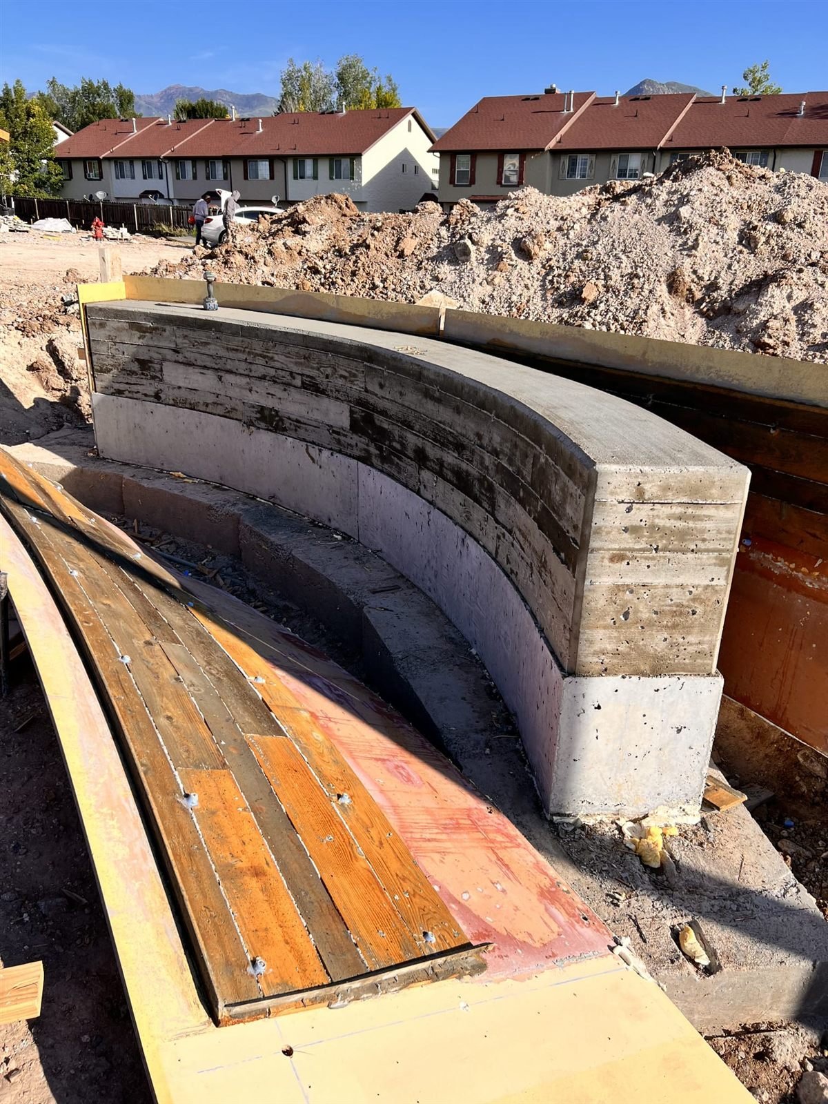 Curved concrete seat wall